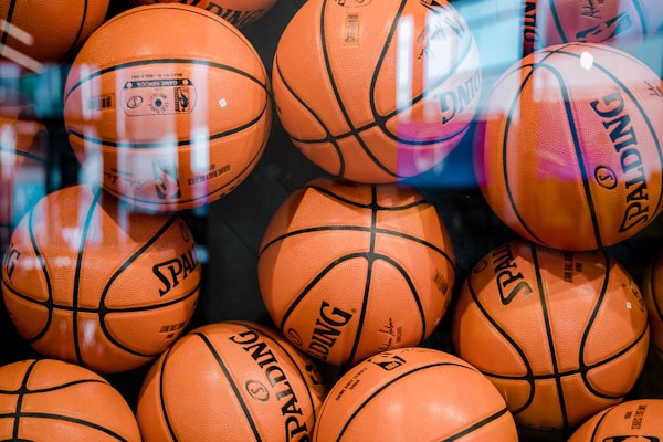 英超冠军争夺战分析配图 - 足球在绿茵场上